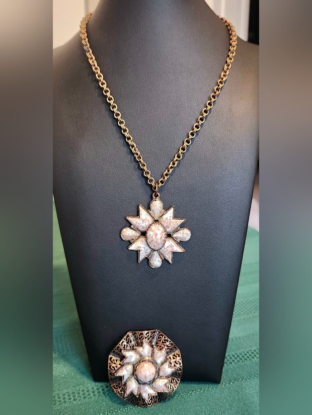 Vintage 1960s Copper & Glitter Confetti Lucite Starburst Necklace & Brooch - Picture 3 of 10